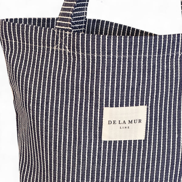 Bolsa pequeña Paola, estampado en gris, blanco, azul, detalle del material y el acabado — De La Mur
