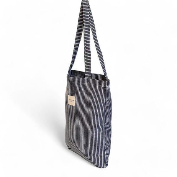 Bolsa pequeña Paola, estampado en gris, blanco, azul, detalle del estampado y el material — De La Mur