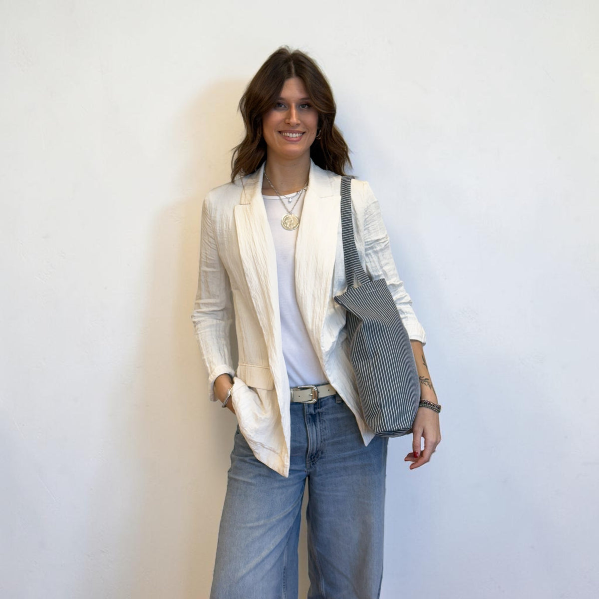 Bolsa pequeña Paola, estampado en gris, blanco, azul, vista en uso — De La Mur