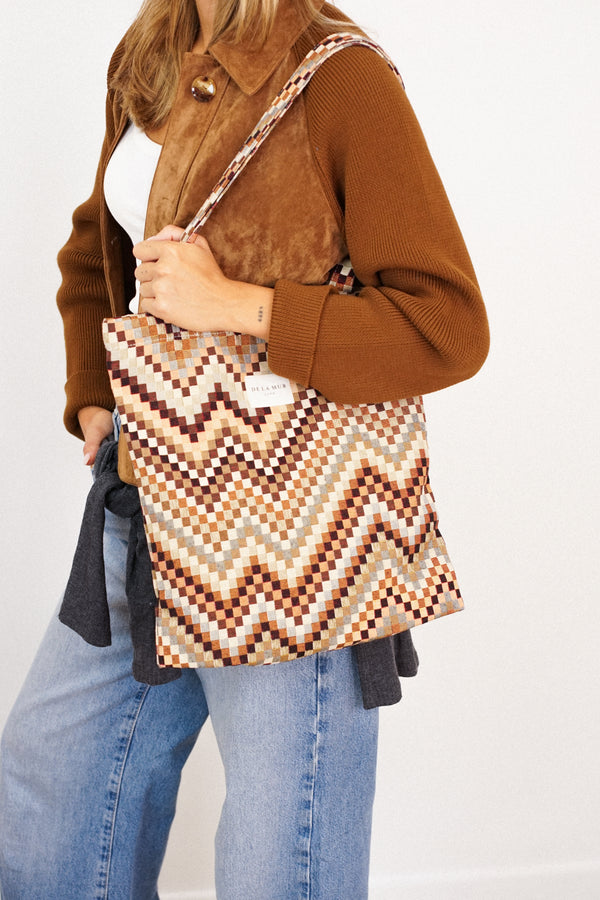Bolsa pequeña Pier, estampado en azul, terracota, blanco, vista en uso — De La Mur