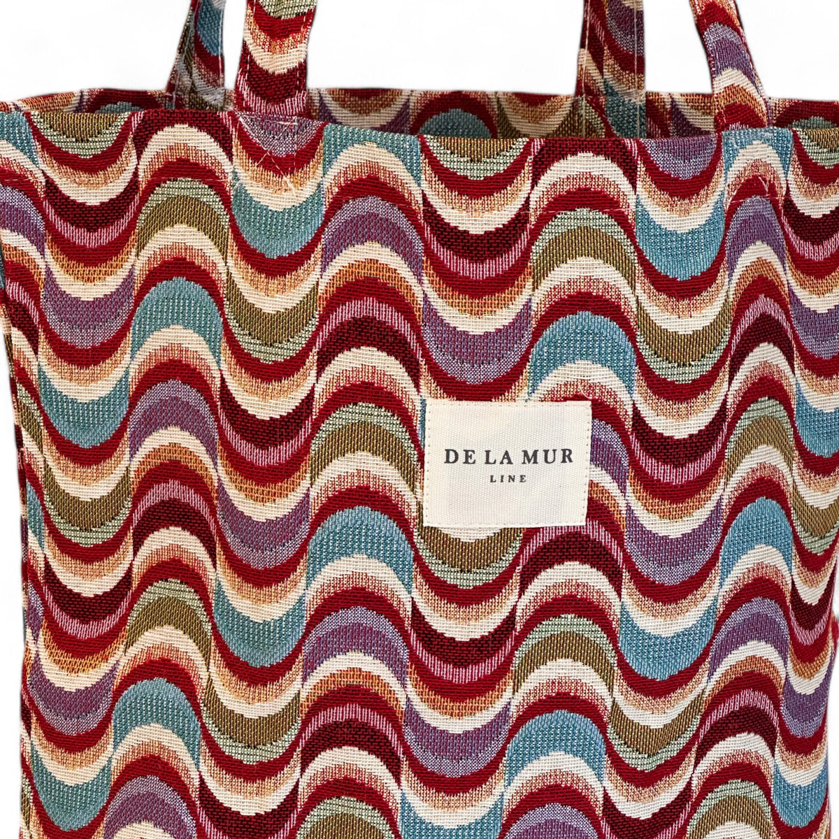 Bolsa pequeña Queen, estampado en rojo, beige, marrón, detalle del material y el acabado — De La Mur