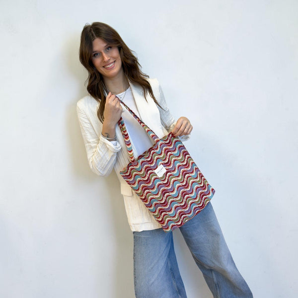 Bolsa pequeña Queen, estampado en rojo, beige, marrón, vista en uso — De La Mur