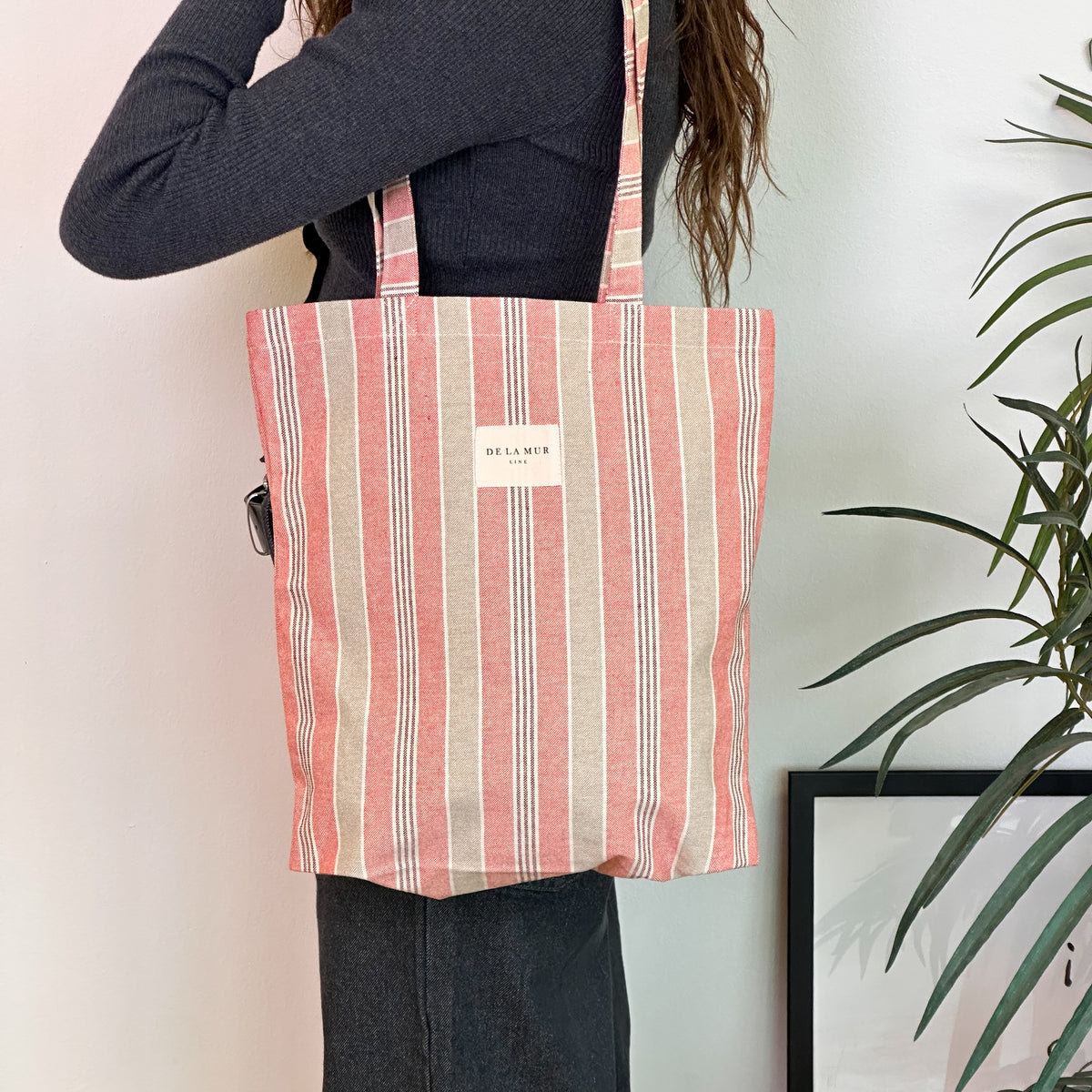 Bolsa pequeña Rane, estampado en beige, rojo, blanco, detalle del estampado y el material — De La Mur