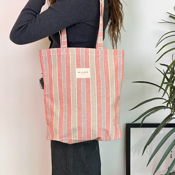 Bolsa pequeña Rane, estampado en beige, rojo, blanco, detalle del estampado y el material — De La Mur