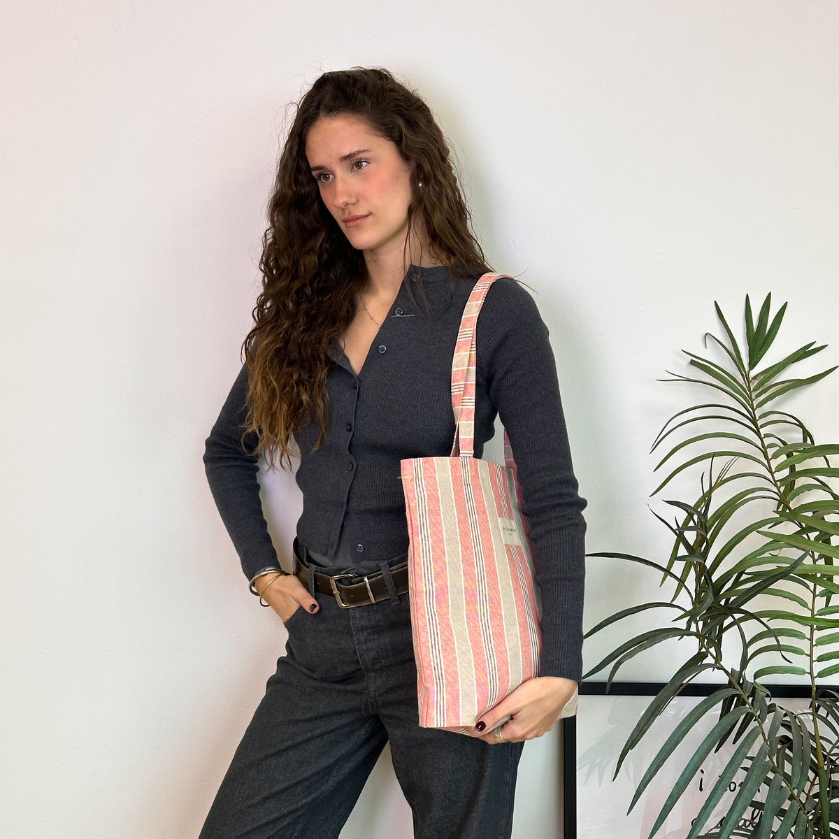 Bolsa pequeña Rane, estampado en beige, rojo, blanco, vista en uso — De La Mur