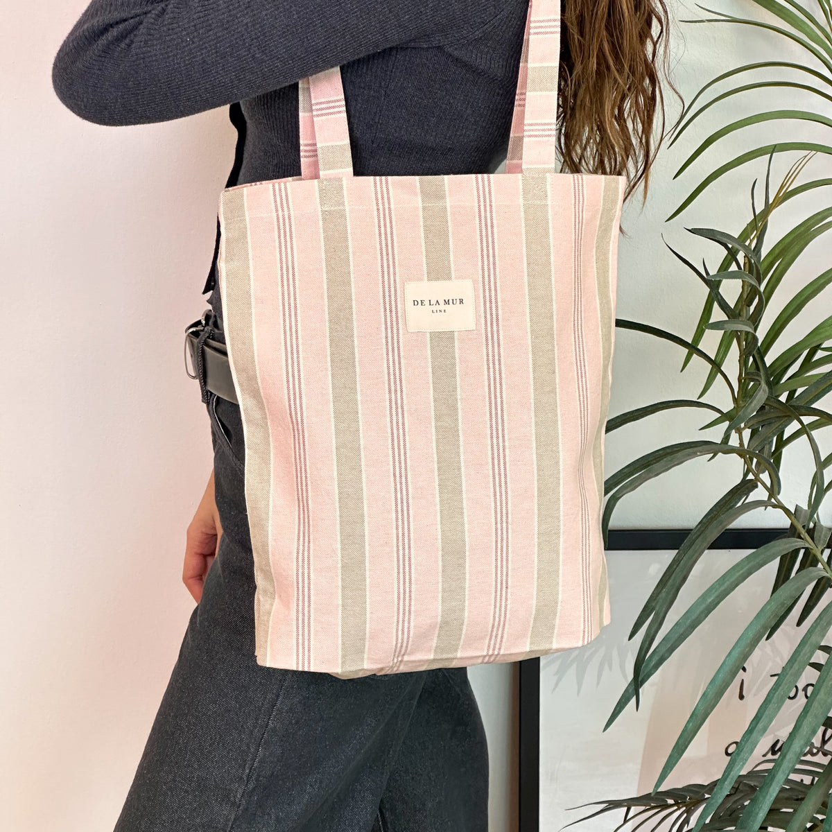 Bolsa pequeña Rosa, acabado rosa, detalle del estampado y el material — De La Mur