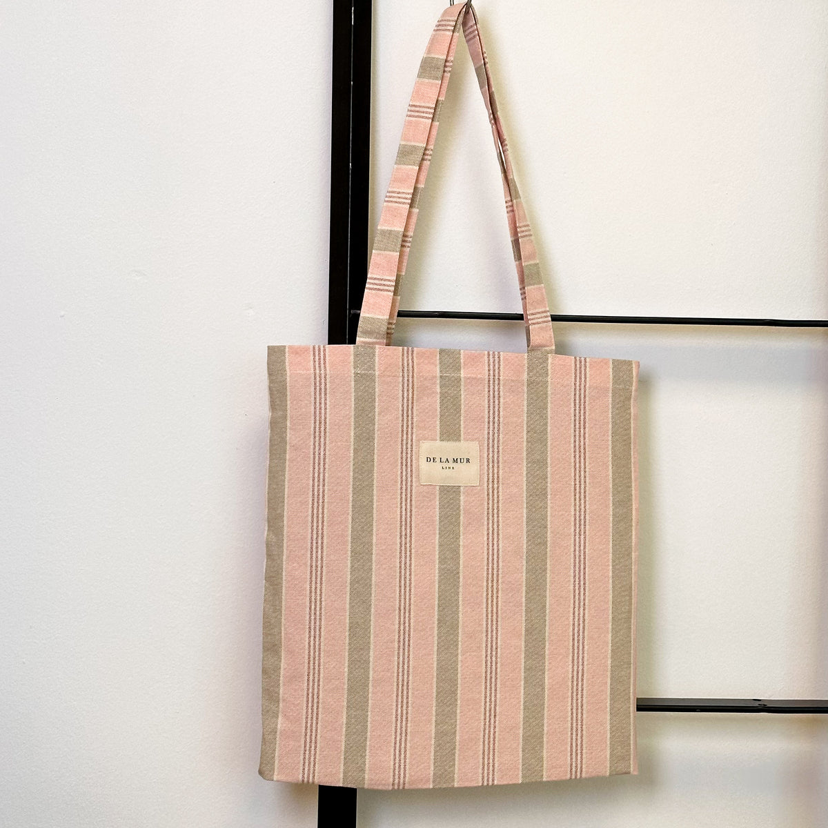 Bolsa pequeña Rosa, acabado rosa, vista frontal — De La Mur