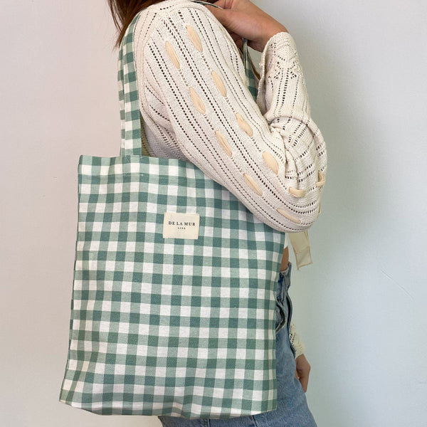 Bolsa pequeña Vic4, estampado en gris, beige, negro, detalle del estampado y el material — De La Mur