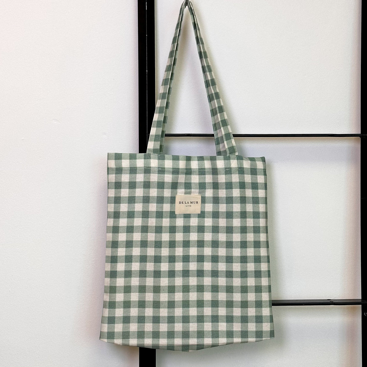 Bolsa pequeña Vic4, estampado en gris, beige, negro, vista frontal — De La Mur