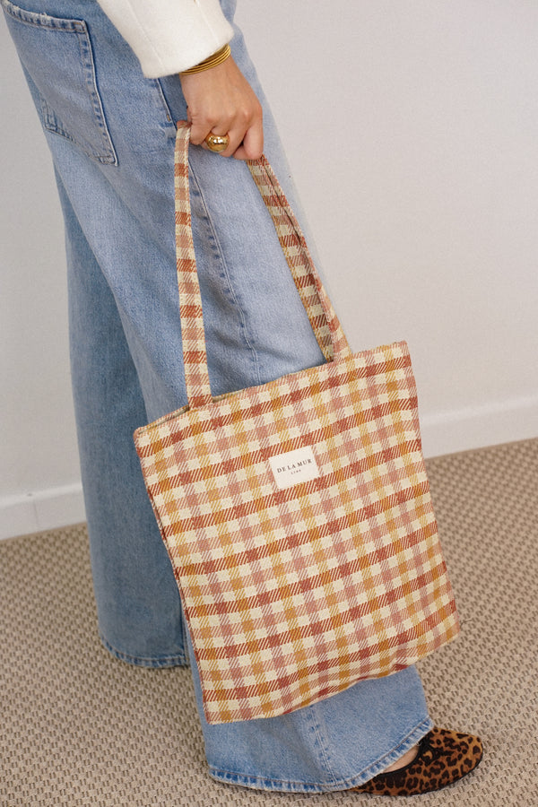 Bolsa pequeña Zia, estampado en beige, azul, blanco, vista en uso — De La Mur