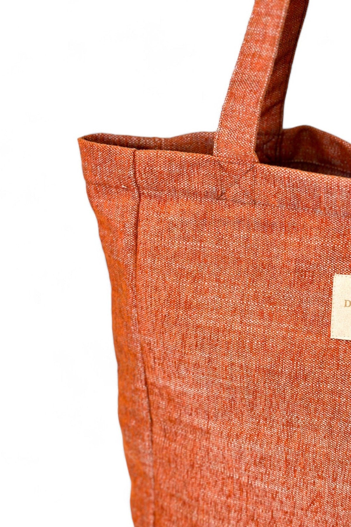 Bolso Teja, acabado teja, detalle del estampado y el material — De La Mur