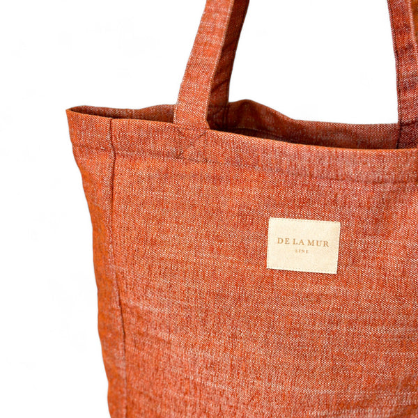 Bolso Teja, acabado teja, detalle del estampado y el material — De La Mur