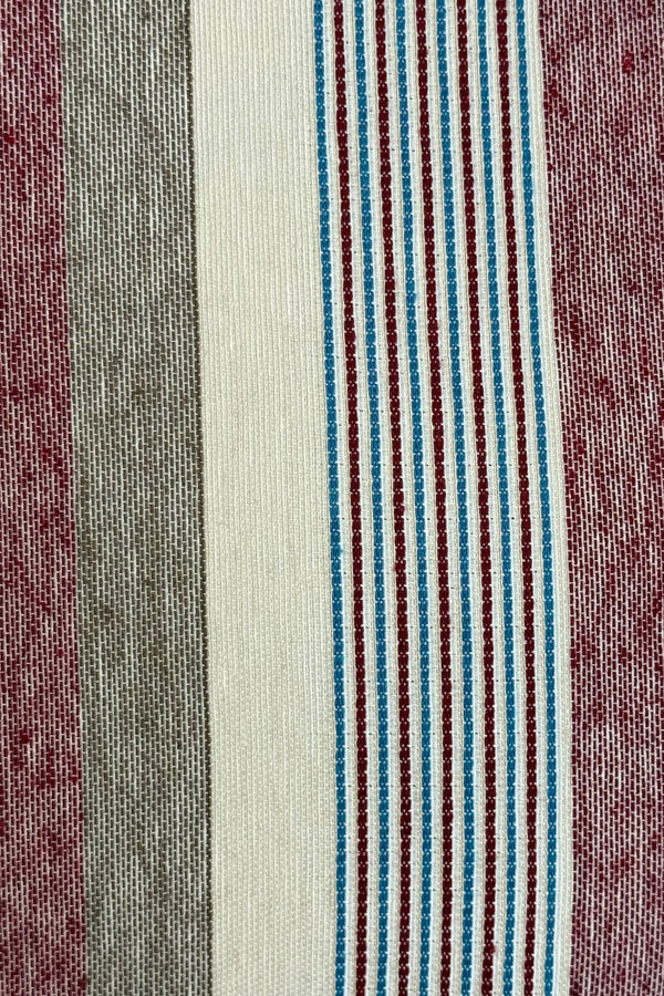 Bolsa pequeña Bosque, estampado en morado, rojo, beige, detalle del producto — De La Mur