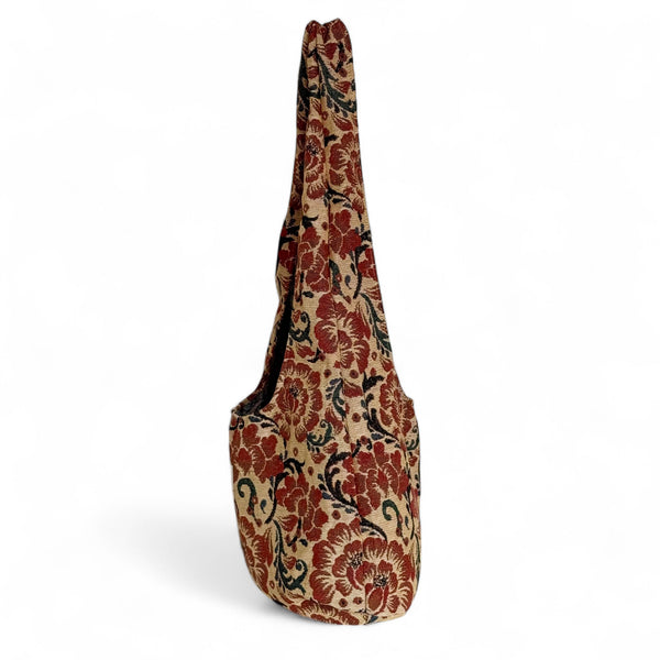 Bolso Adam, estampado en marrón, rojo, terracota, vista en uso — De La Mur