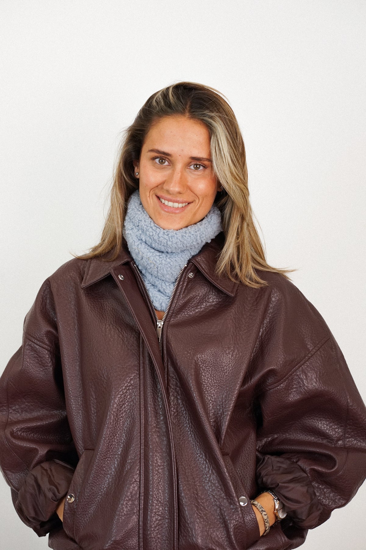 Producto Hotza, estampado en rojo, negro, marrón, vista frontal — De La Mur