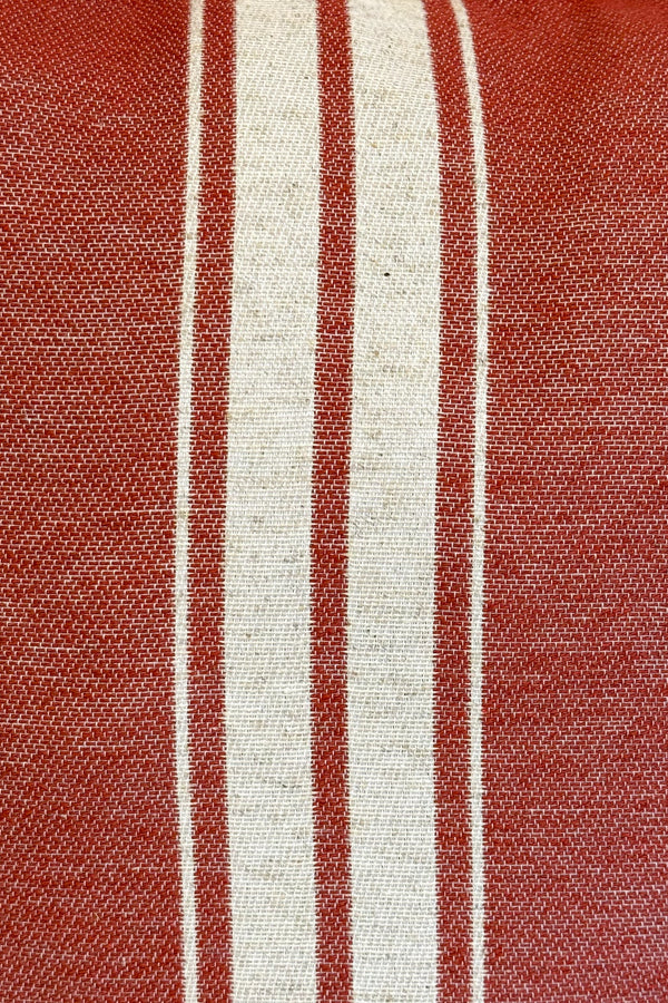 Bolsa pequeña Calido, estampado en rojo, beige, marrón, detalle del producto — De La Mur