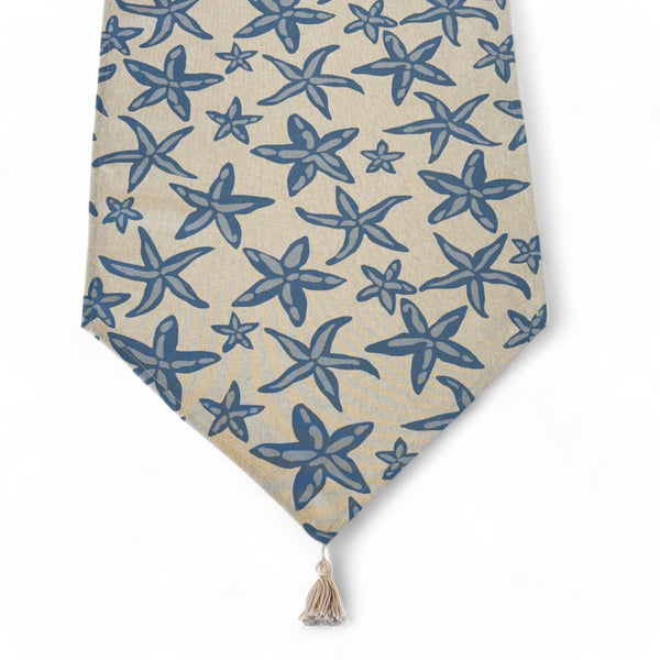 camino de mesa Estel, estampado en beige, azul, blanco, vista frontal — De La Mur