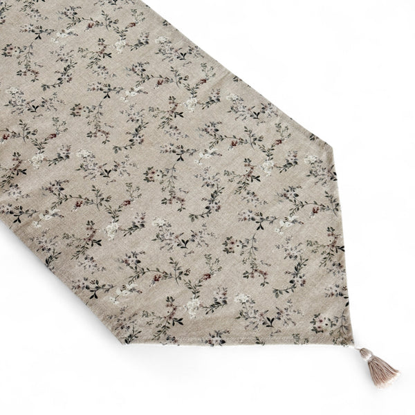 camino de mesa Oda, estampado en beige, blanco, gris, vista frontal — De La Mur