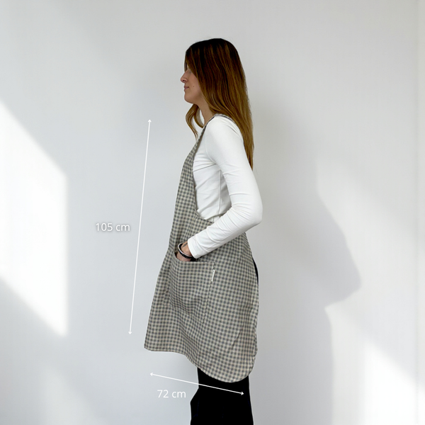 delantal Beri, estampado en blanco, negro, gris, vista en uso — De La Mur