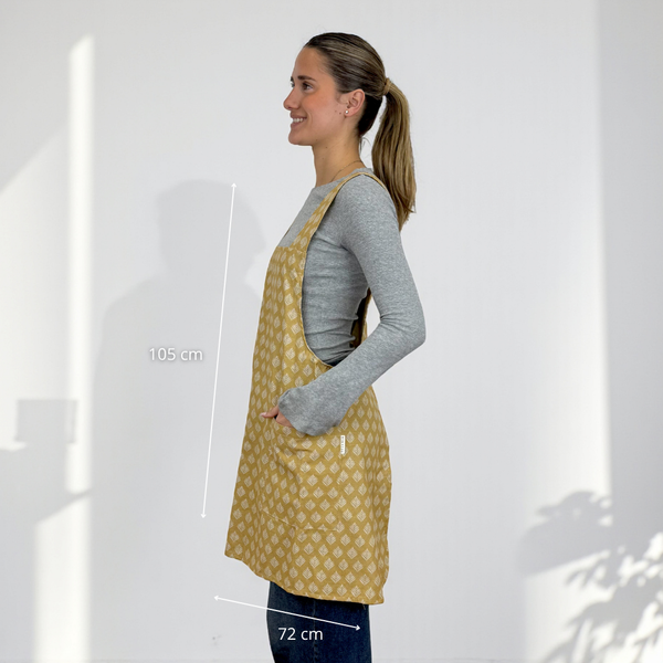 delantal Dande, estampado en naranja, amarillo, blanco, vista en uso — De La Mur
