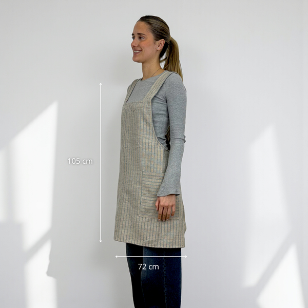 delantal Illa, estampado en blanco, beige, negro, vista en uso — De La Mur