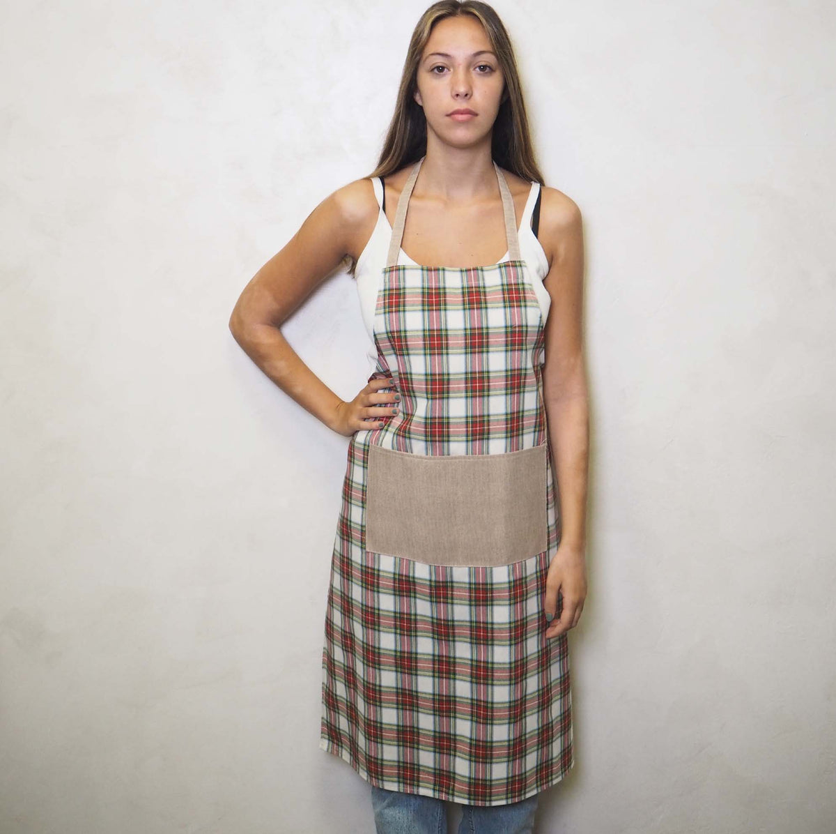 delantal Nordik, estampado en beige, marrón, terracota, vista frontal — De La Mur