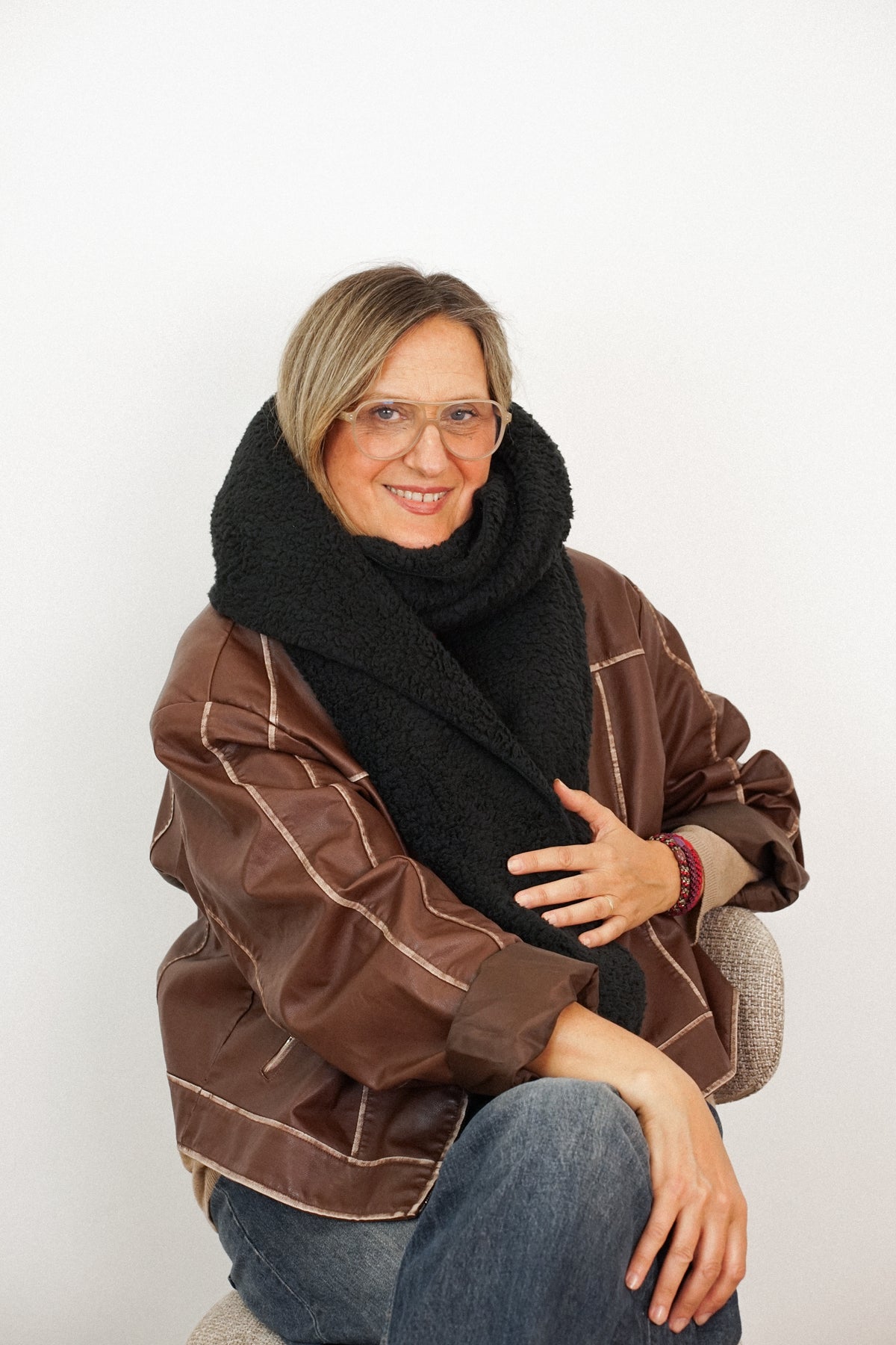 Producto Kiesa, estampado en negro, terracota, marrón, vista frontal — De La Mur