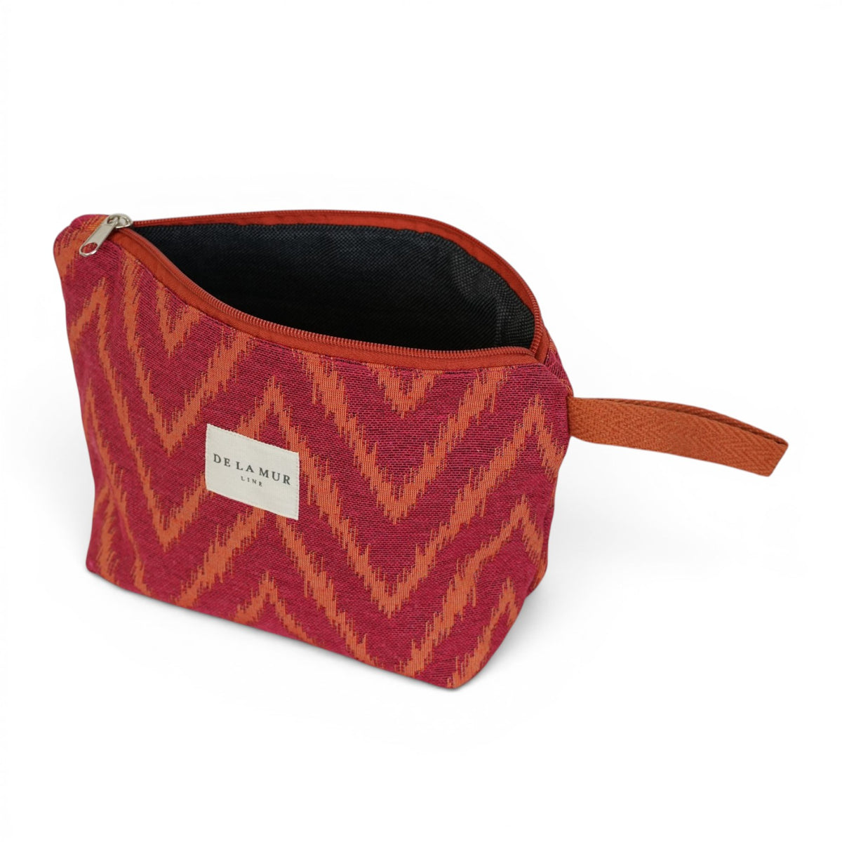 Neceser Fuego, estampado en rojo, naranja y amarillo, detalle del material y el acabado — De La Mur