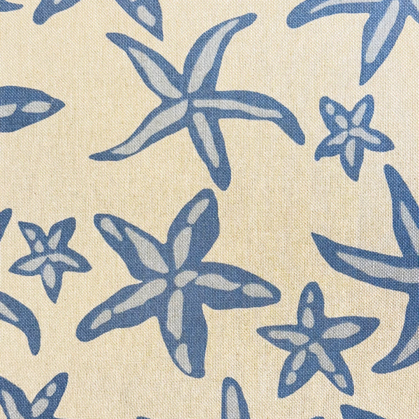 camino de mesa Estel, estampado en beige, azul, blanco, vista en uso — De La Mur