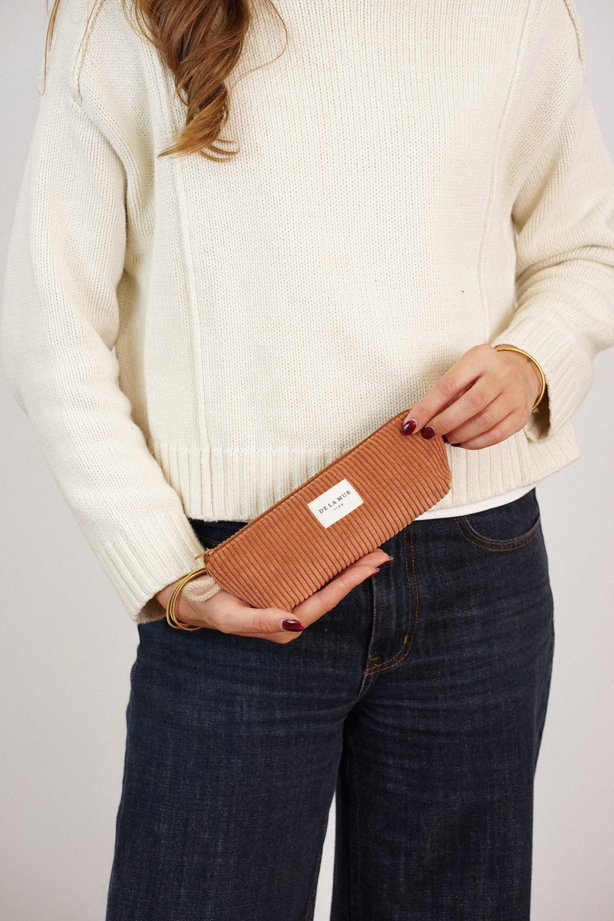 Monedero Barro, estampado en blanco, terracota, naranja, detalle del material y el acabado — De La Mur