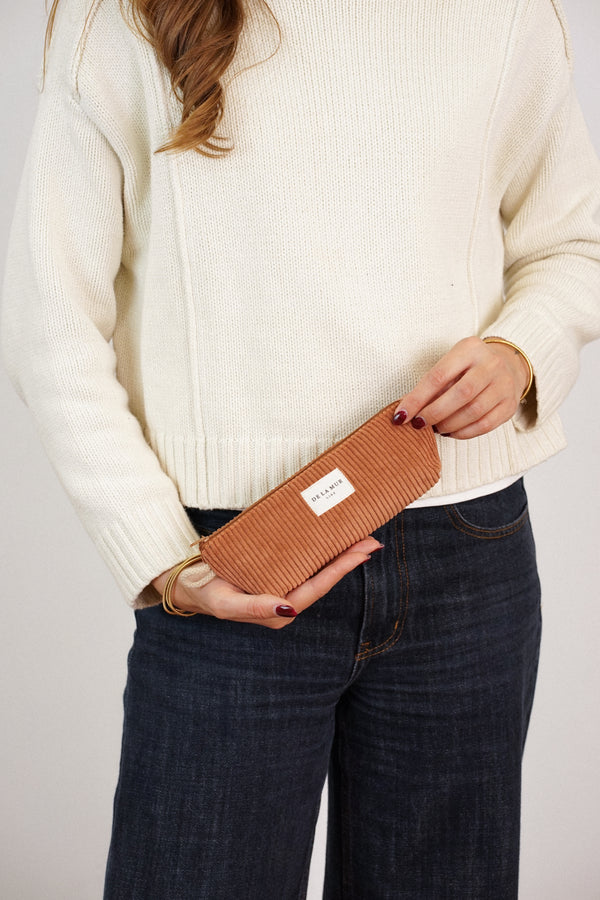 Monedero Barro, estampado en blanco, terracota, naranja, detalle del material y el acabado — De La Mur