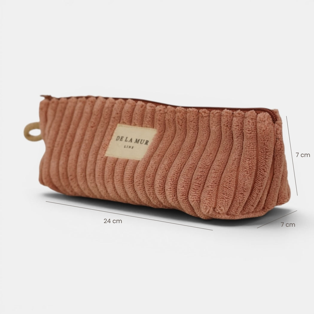 Monedero Crepe, estampado en blanco, rojo, terracota, vista en uso — De La Mur