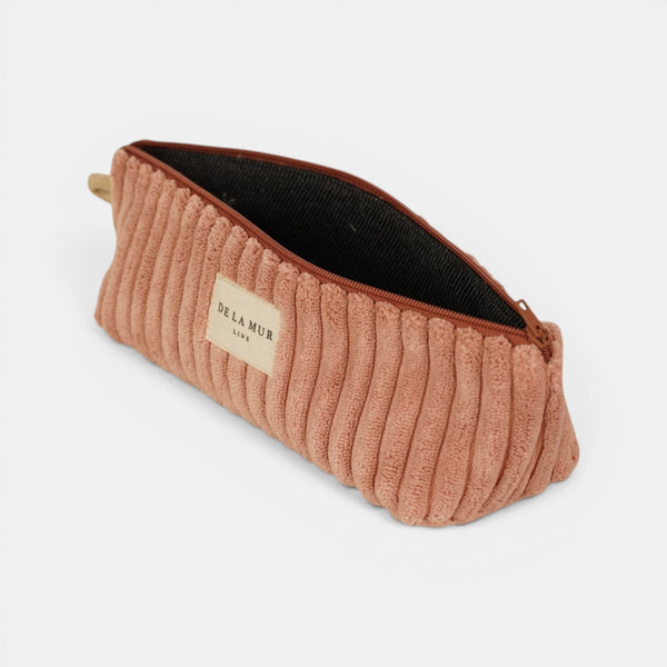Monedero Crepe, estampado en blanco, rojo, terracota, detalle del estampado y el material — De La Mur