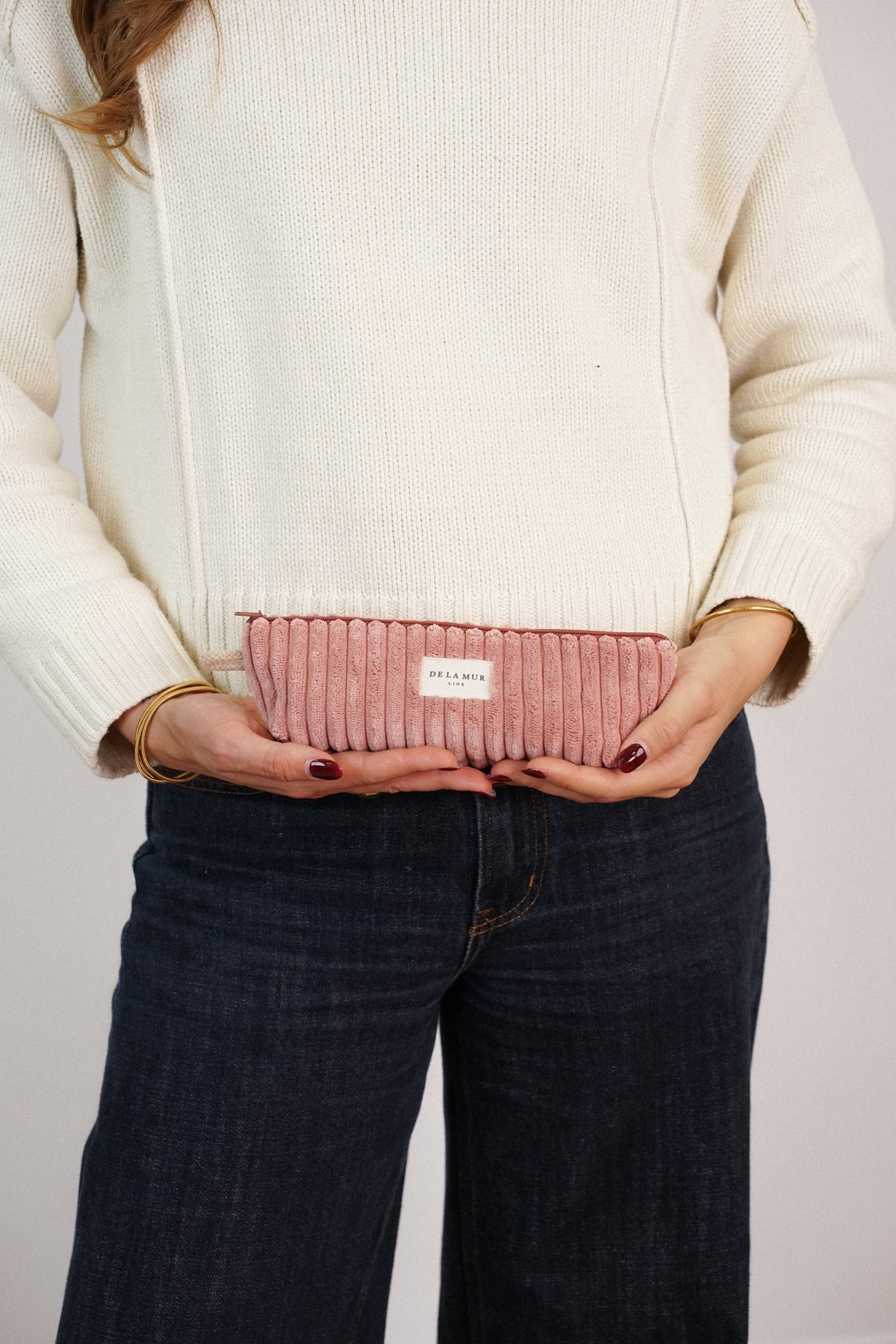 Monedero Crepe, estampado en blanco, rojo, terracota, detalle del material y el acabado — De La Mur