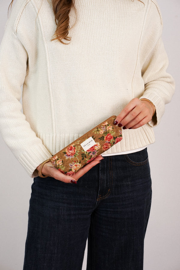 Monedero Esme, estampado en blanco, naranja, terracota, detalle del material y el acabado — De La Mur