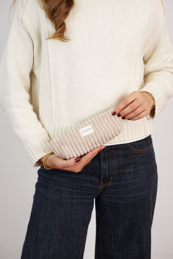 Monedero Moka, estampado en blanco, naranja, beige, detalle del material y el acabado — De La Mur