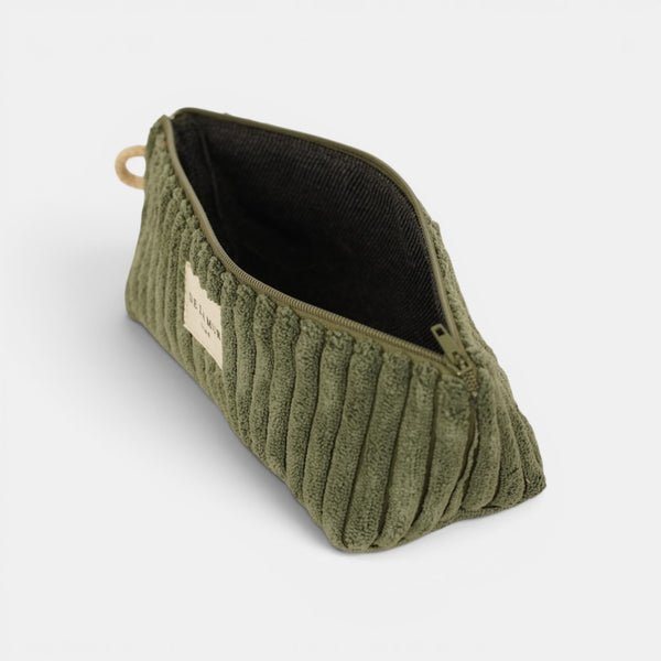 Monedero Musgo, acabado verde musgo, detalle del estampado y el material — De La Mur