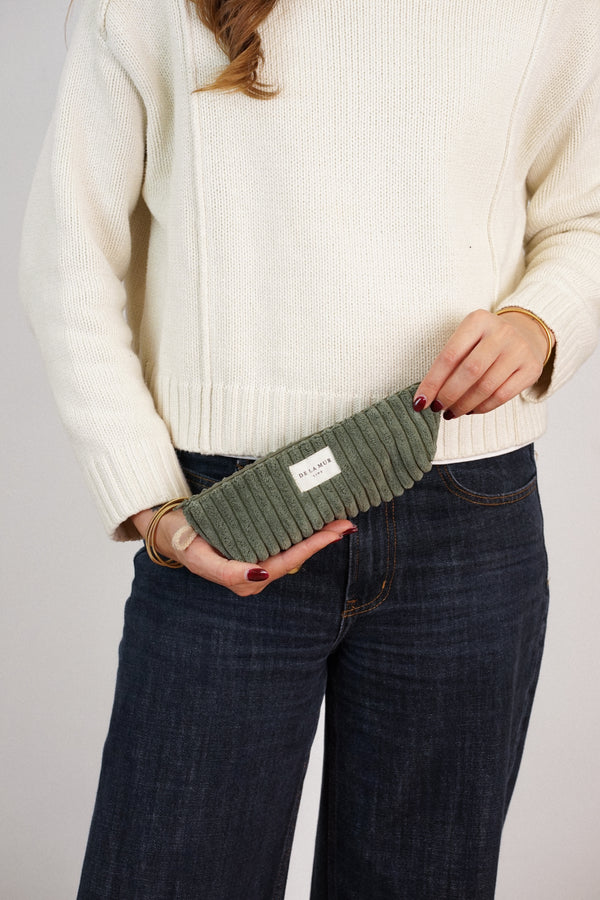 Monedero Musgo, acabado verde musgo, detalle del material y el acabado — De La Mur