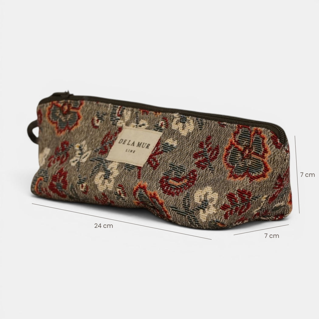 Monedero Nira, estampado en blanco, marrón, rojo, vista en uso — De La Mur