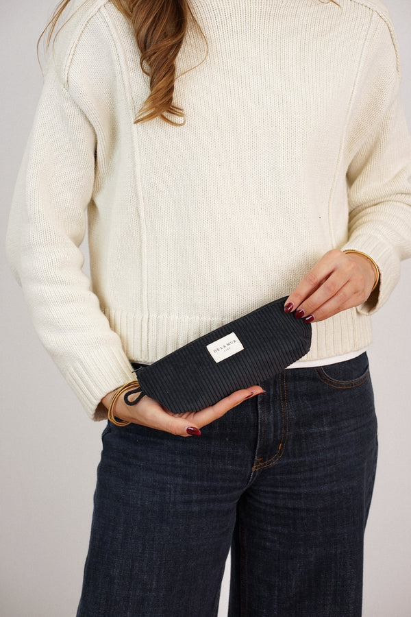 Monedero Nit, estampado en blanco, negro, detalle del material y el acabado — De La Mur
