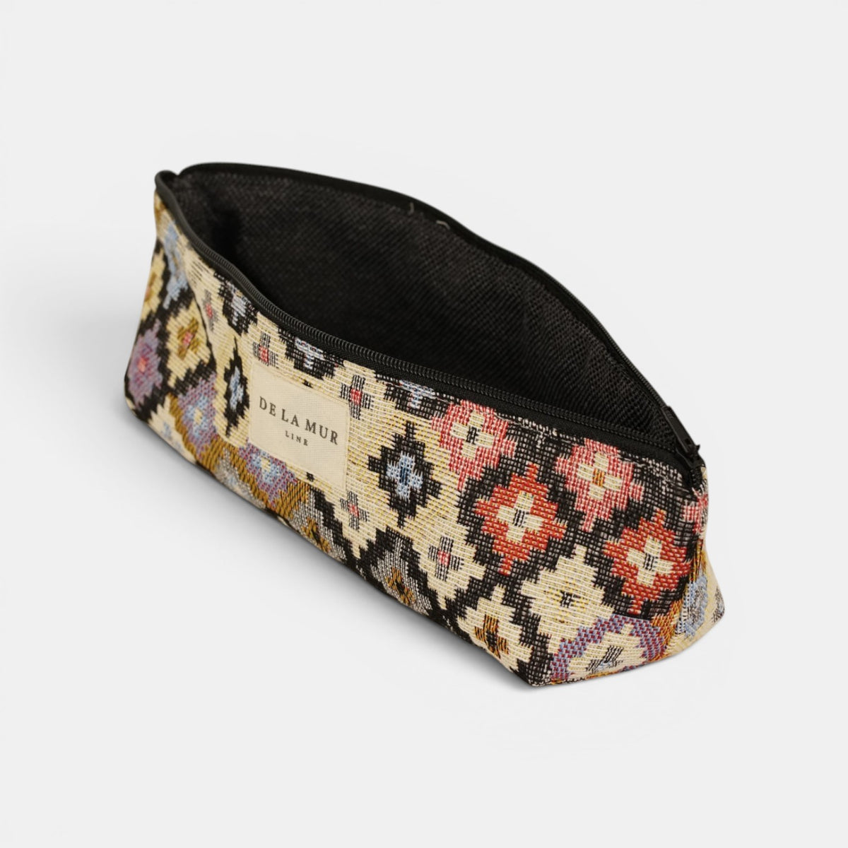 Monedero Ore, estampado en blanco, marrón, beige, detalle del estampado y el material — De La Mur