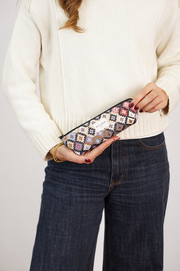 Monedero Ore, estampado en blanco, marrón, beige, detalle del material y el acabado — De La Mur