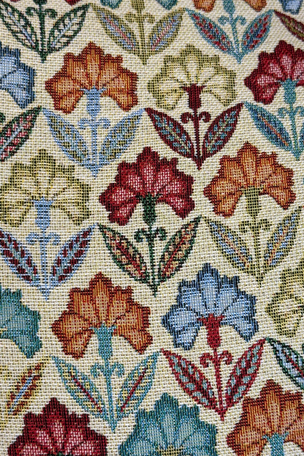 Bolsa grande con cremallera Flora, estampado floral en crema, rojo, azul y verde, detalle del producto — De La Mur
