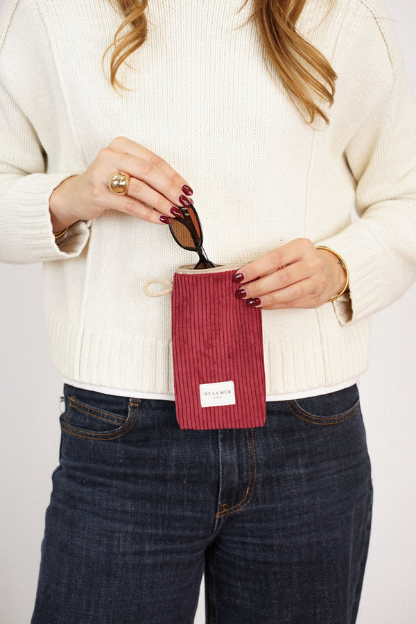 Monedero Arde, estampado en rojo, blanco, beige, detalle del estampado y el material — De La Mur