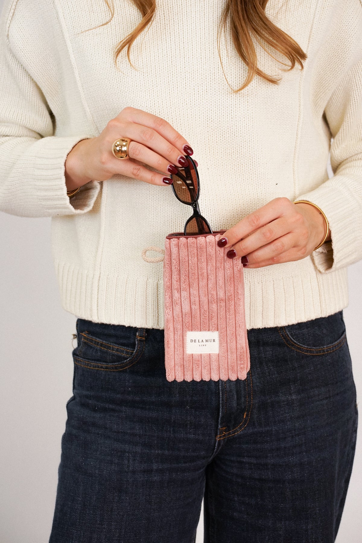 Monedero Crepe, estampado en rojo, terracota, blanco, detalle del estampado y el material — De La Mur