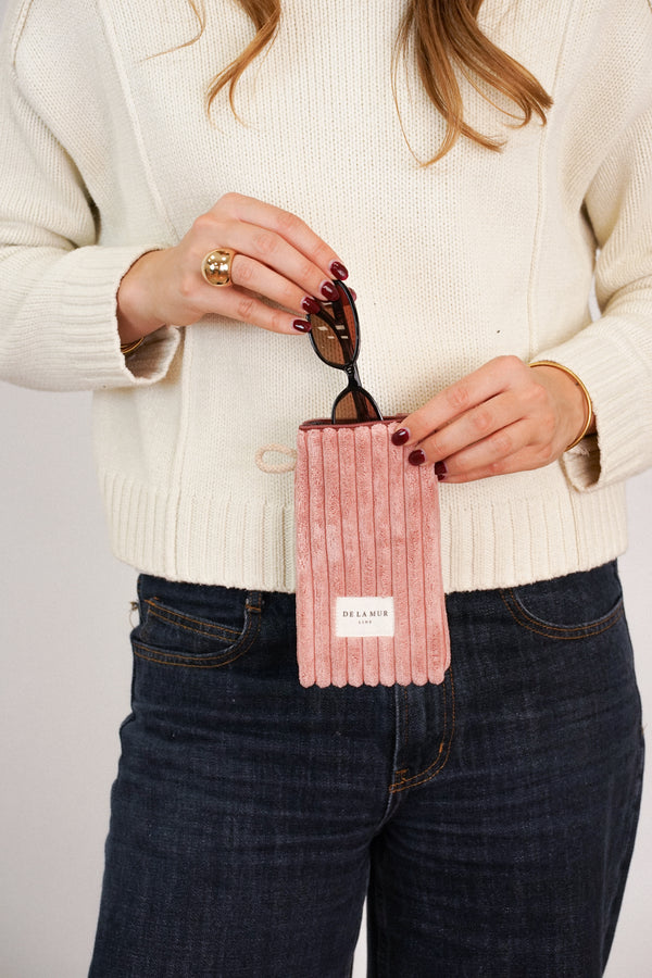Monedero Crepe, estampado en rojo, terracota, blanco, detalle del estampado y el material — De La Mur