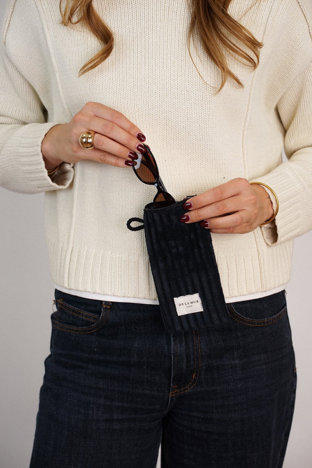 Monedero Curly, estampado en negro, blanco, detalle del estampado y el material — De La Mur