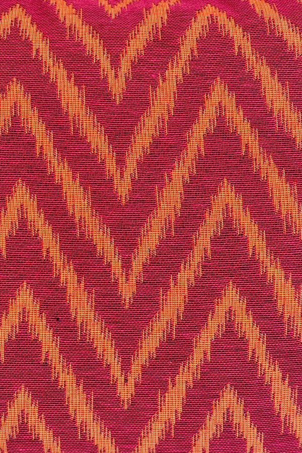 Bolsa pequeña Fuego, estampado en rojo, naranja y amarillo, detalle del producto — De La Mur