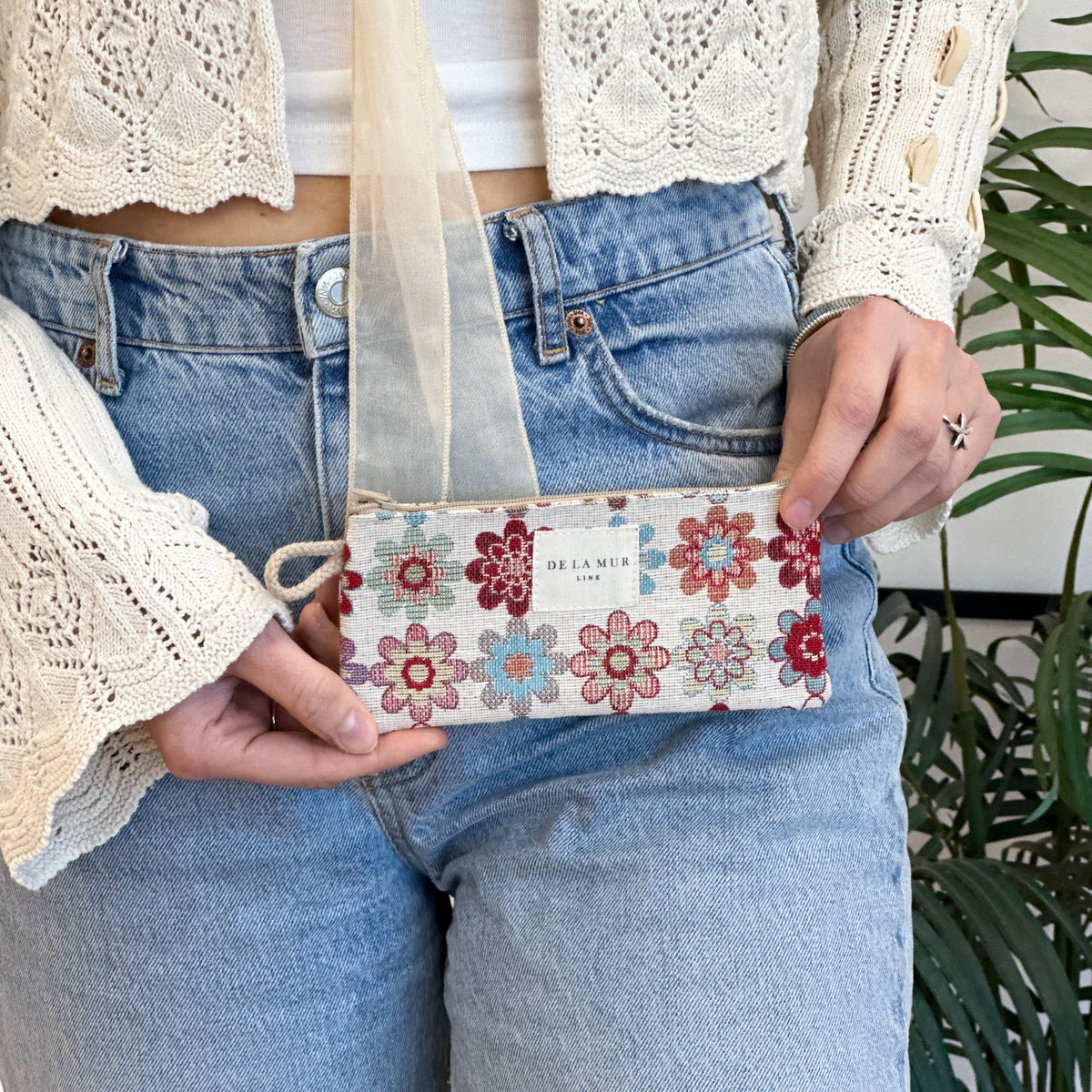 Monedero Isla, estampado en beige, rojo, negro, vista en uso — De La Mur