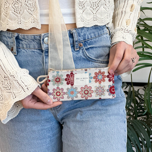 Monedero Isla, estampado en beige, rojo, negro, vista en uso — De La Mur